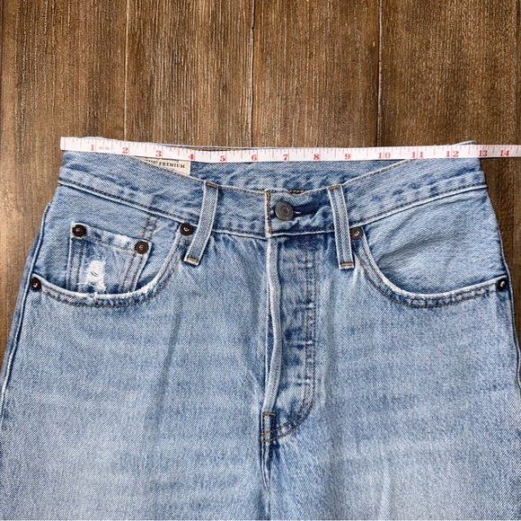 Vintage 501 Levi’s high waisted straight tapered leg button fly mom jean 23 crop